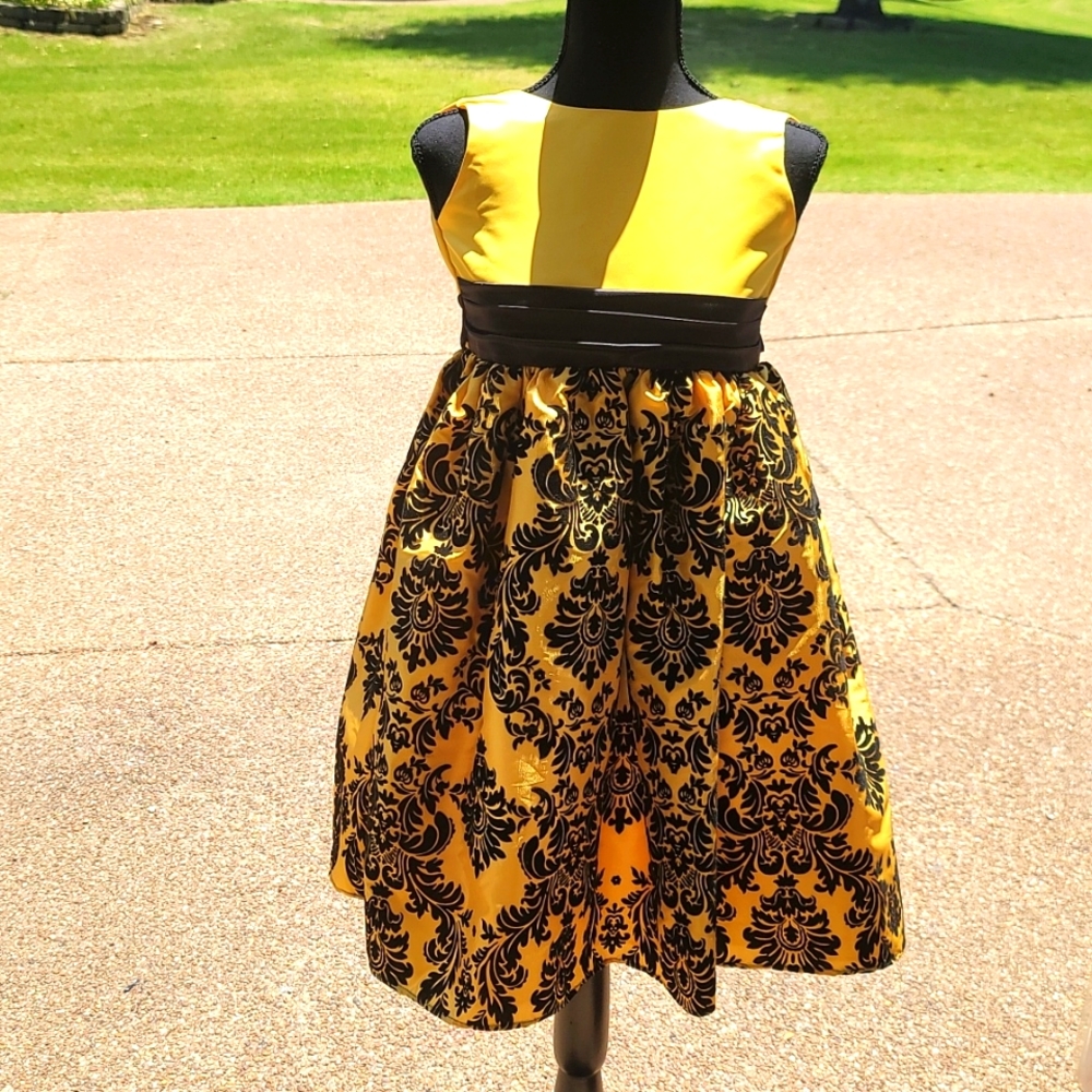Ellie kids size 8 in yellow and black